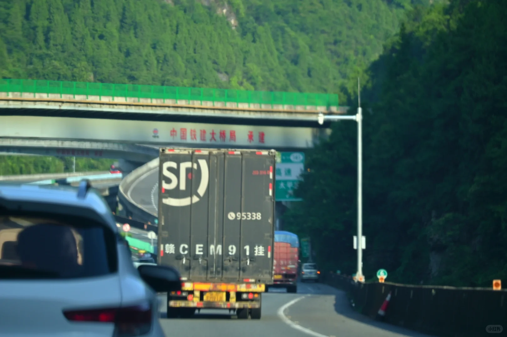 致敬!高速路上辛勤的物流车……