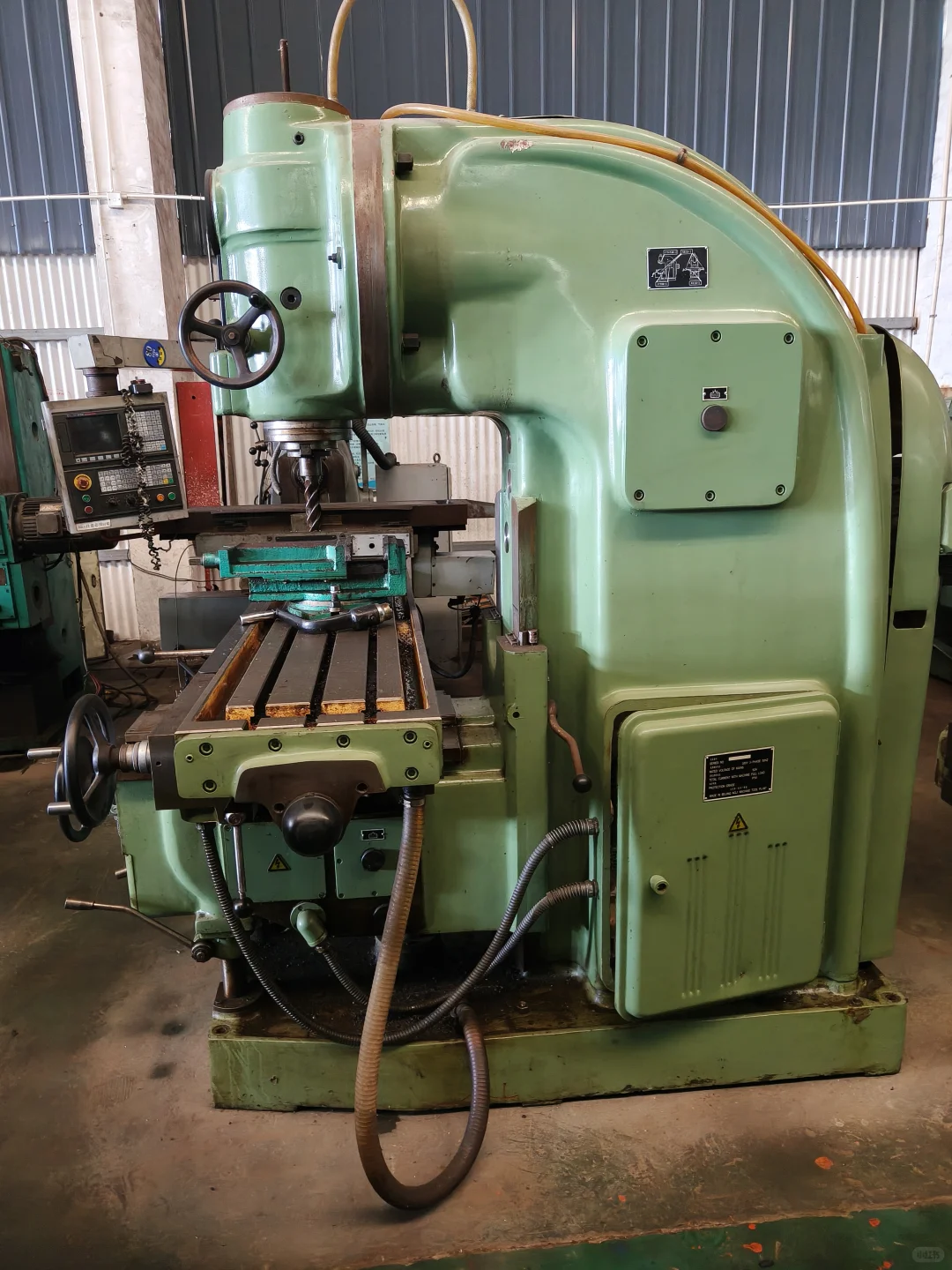 车间里的“工业巨兽”：揭秘老式机床的魅力