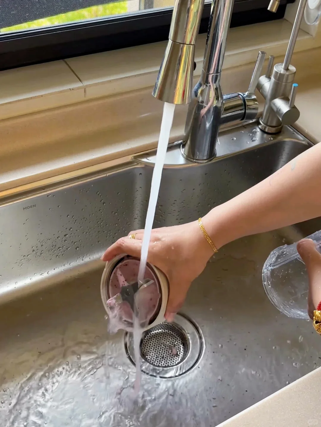 懒人必备！15秒搞定粉嫩草莓酸奶