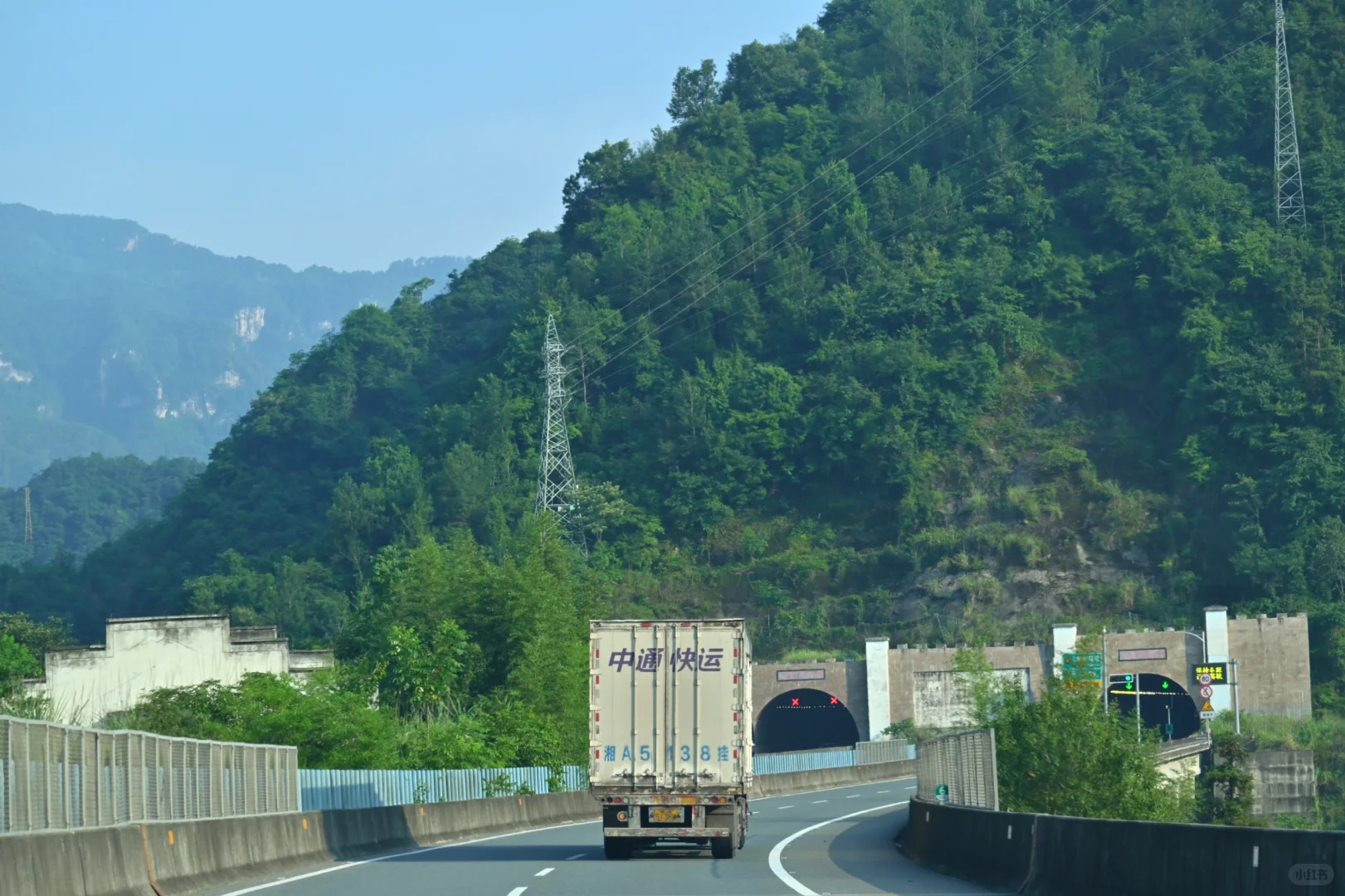 致敬!高速路上辛勤的物流车……