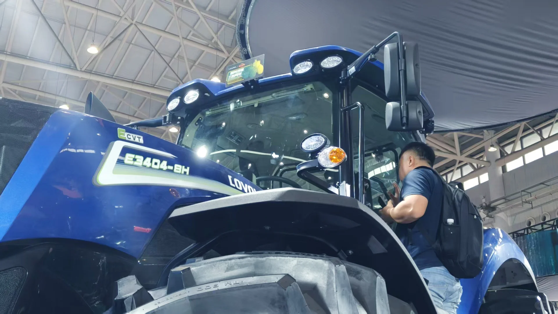 潍柴雷沃新能源拖拉机亮相2025国际农机展