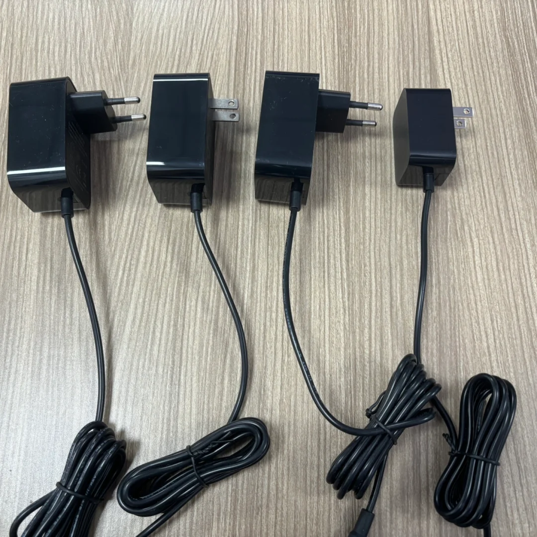 这么小巧外观好看的电源适配器是谁在做！