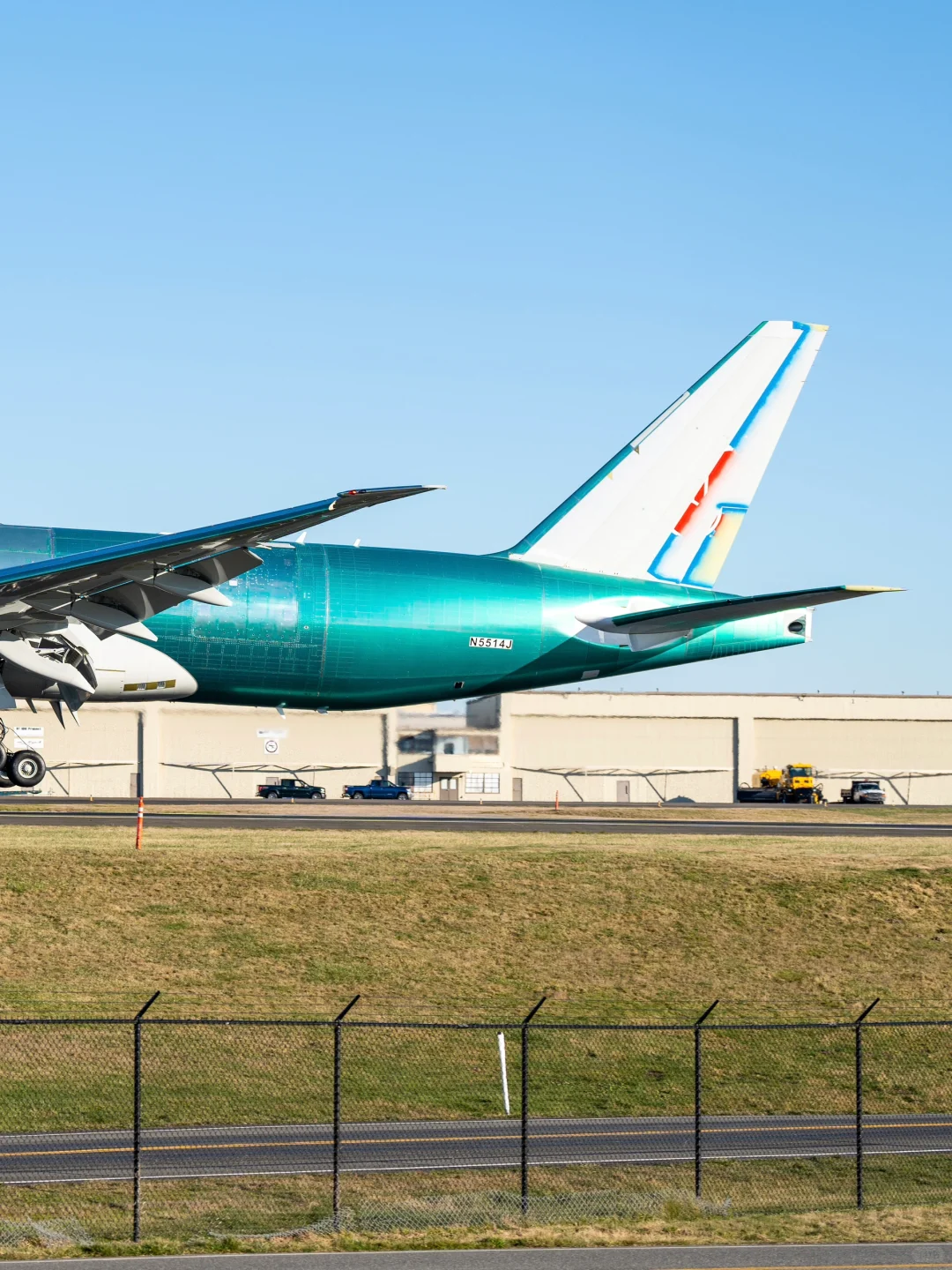 涂装都还没上的南航777货机✈️B-226D