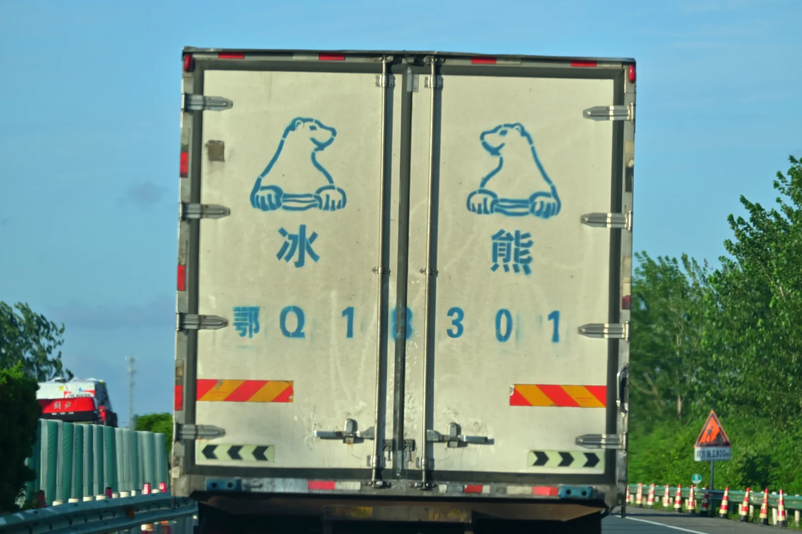 致敬!高速路上辛勤的物流车……