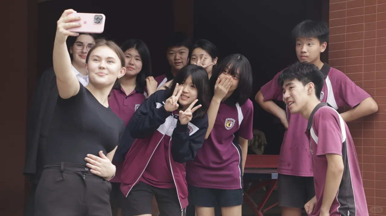 热情拥抱，跨越国界的友谊?