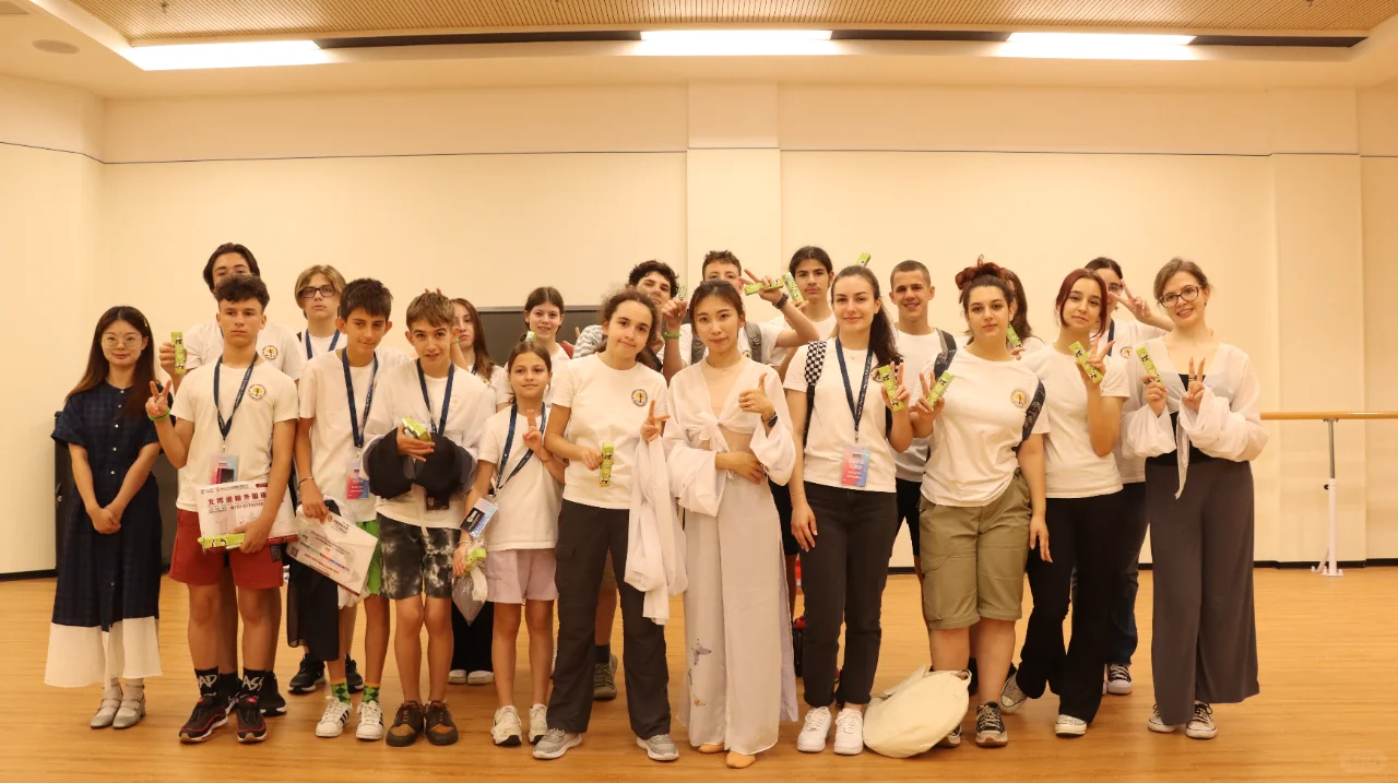 热情拥抱，跨越国界的友谊?