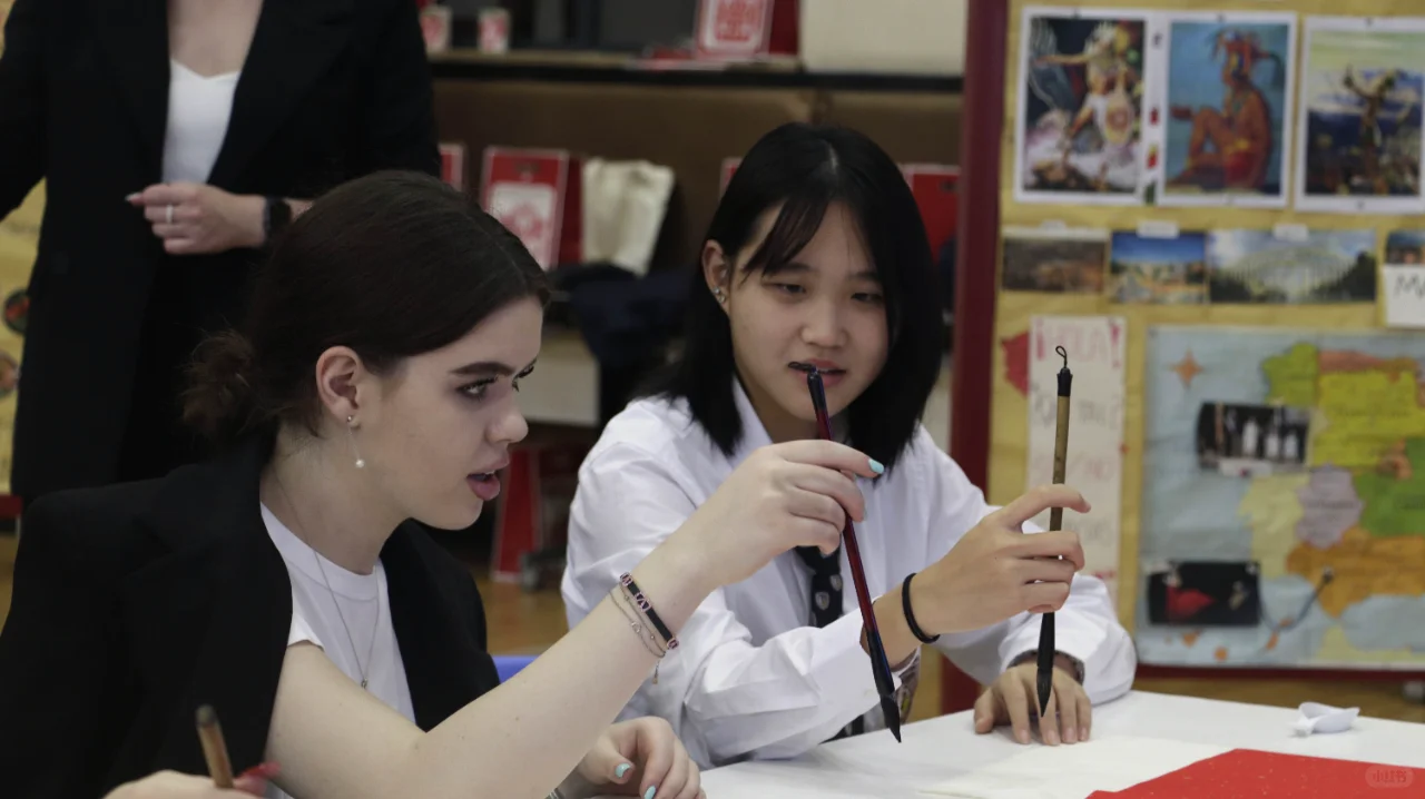 热情拥抱，跨越国界的友谊?