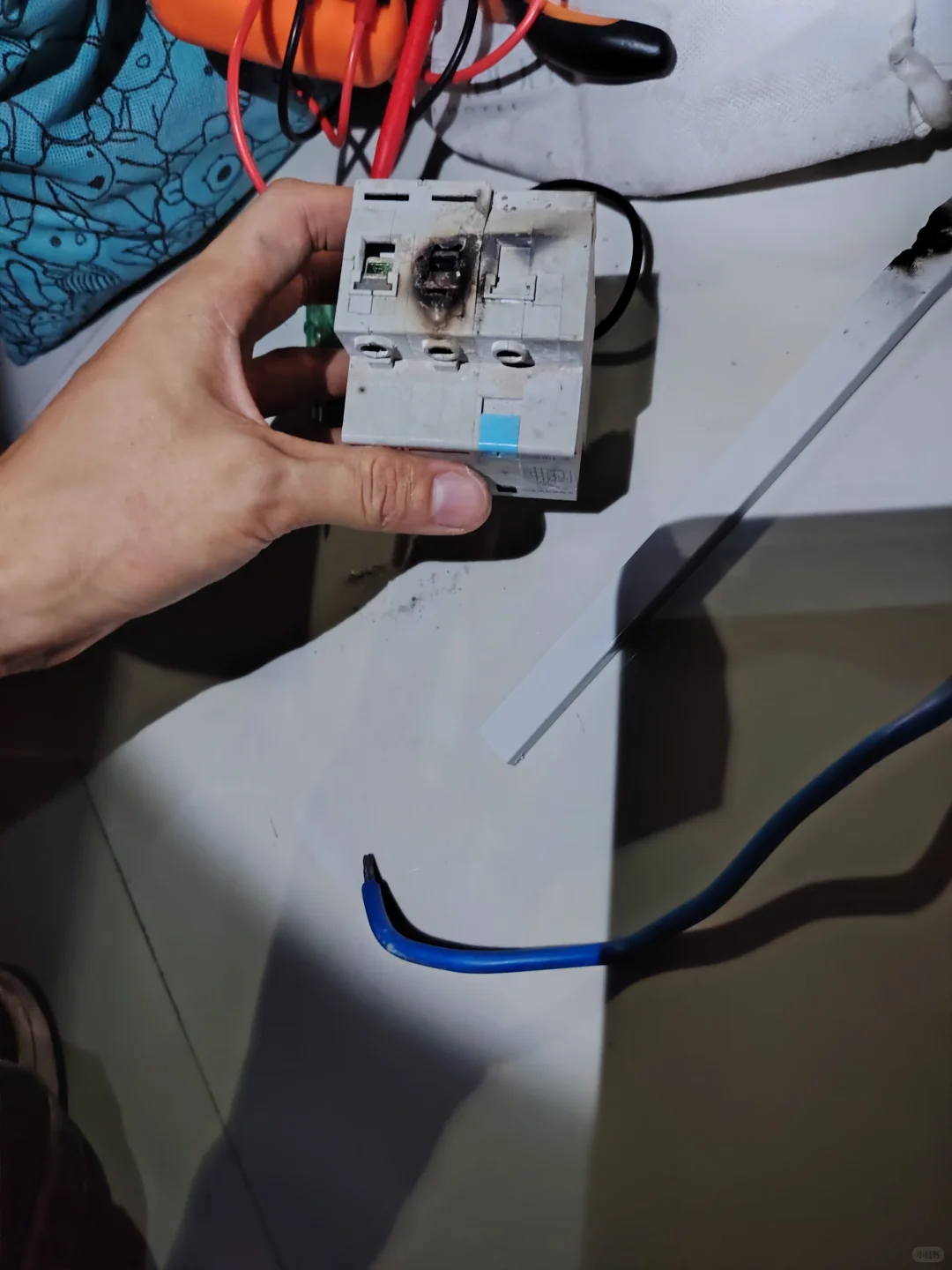 直接把铁片都给烧坏了！！！