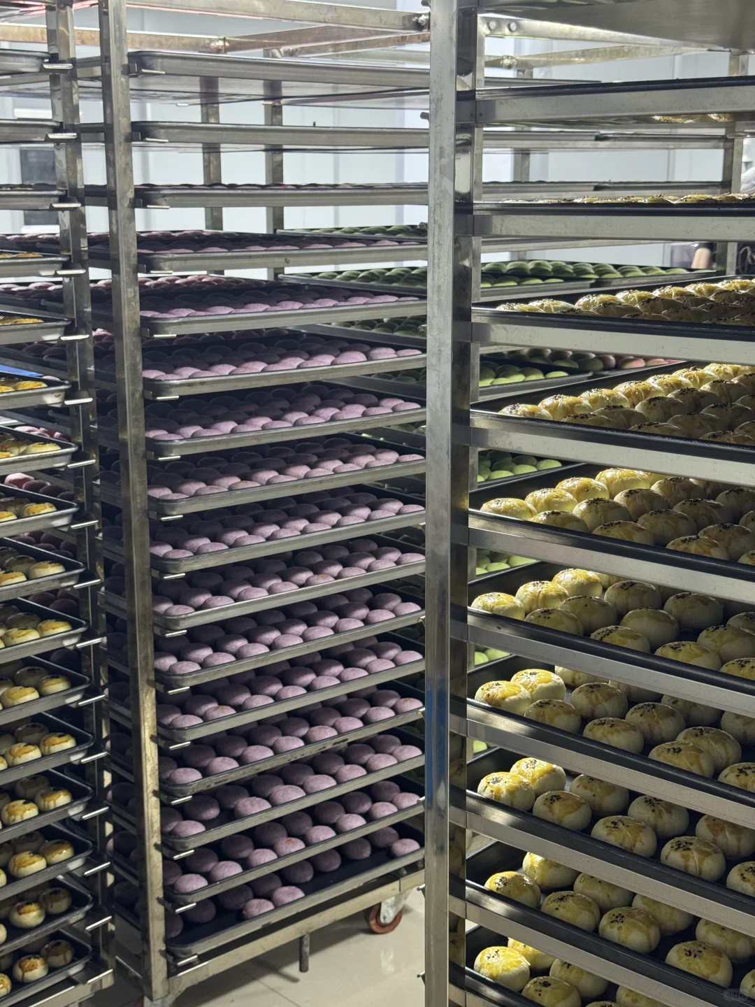 每天大量生产 月饼源头厂家～