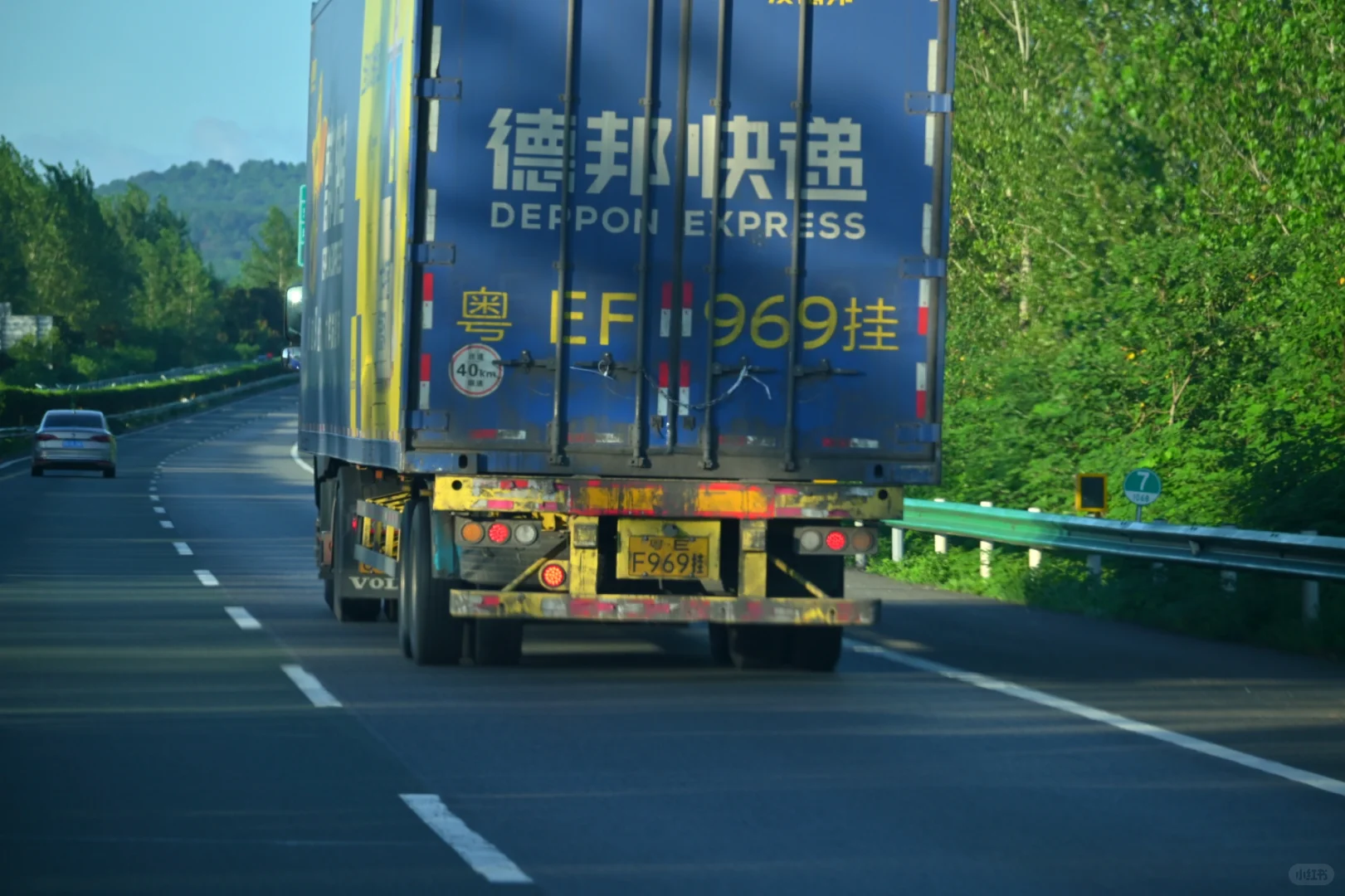 致敬!高速路上辛勤的物流车……