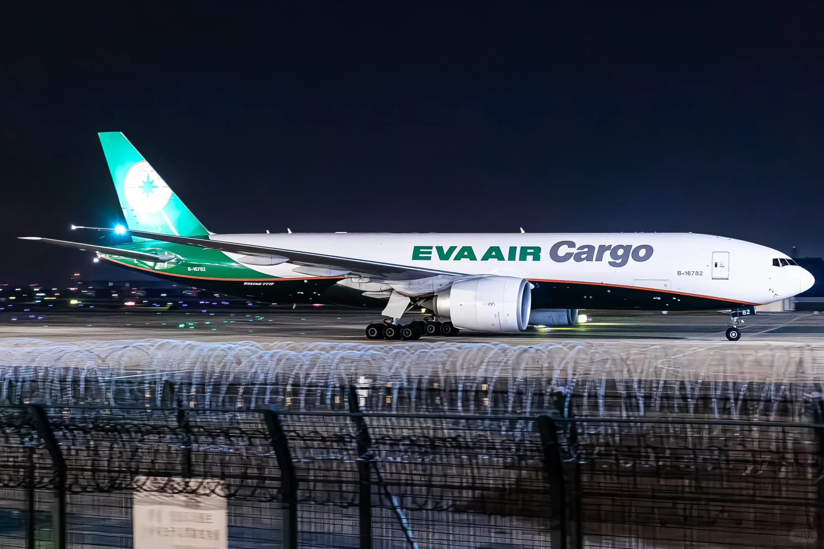 深夜到访货场的巨物们