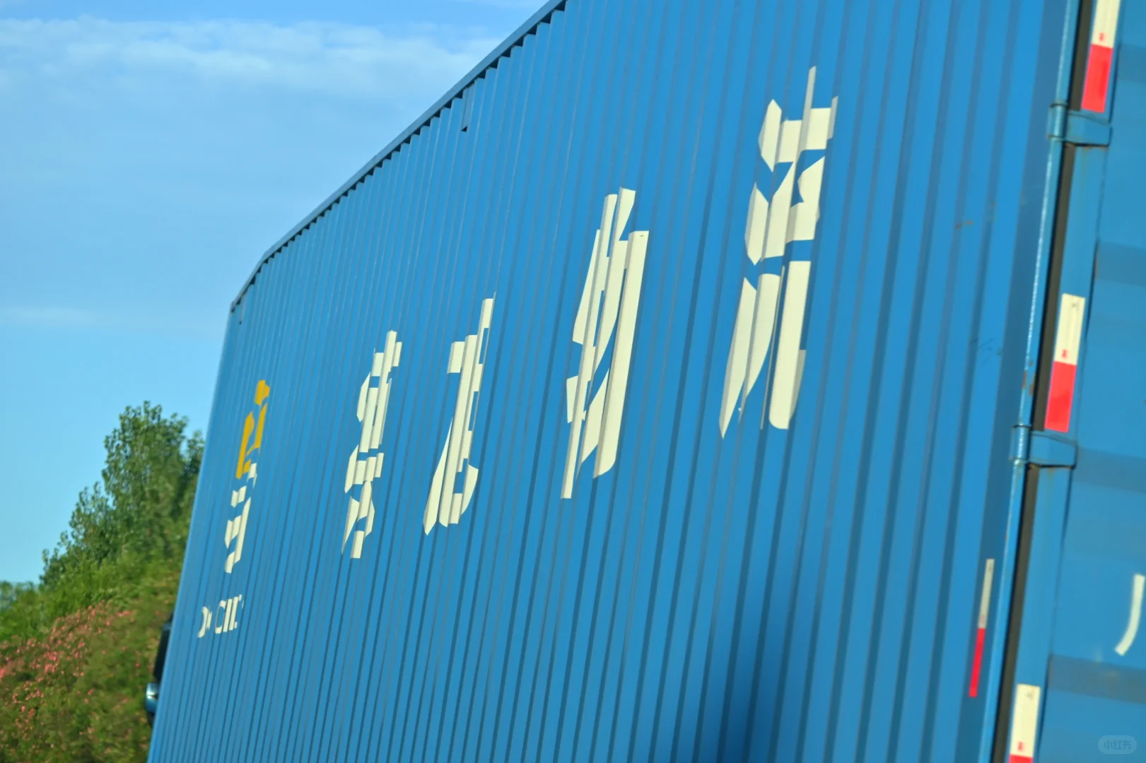 致敬!高速路上辛勤的物流车……