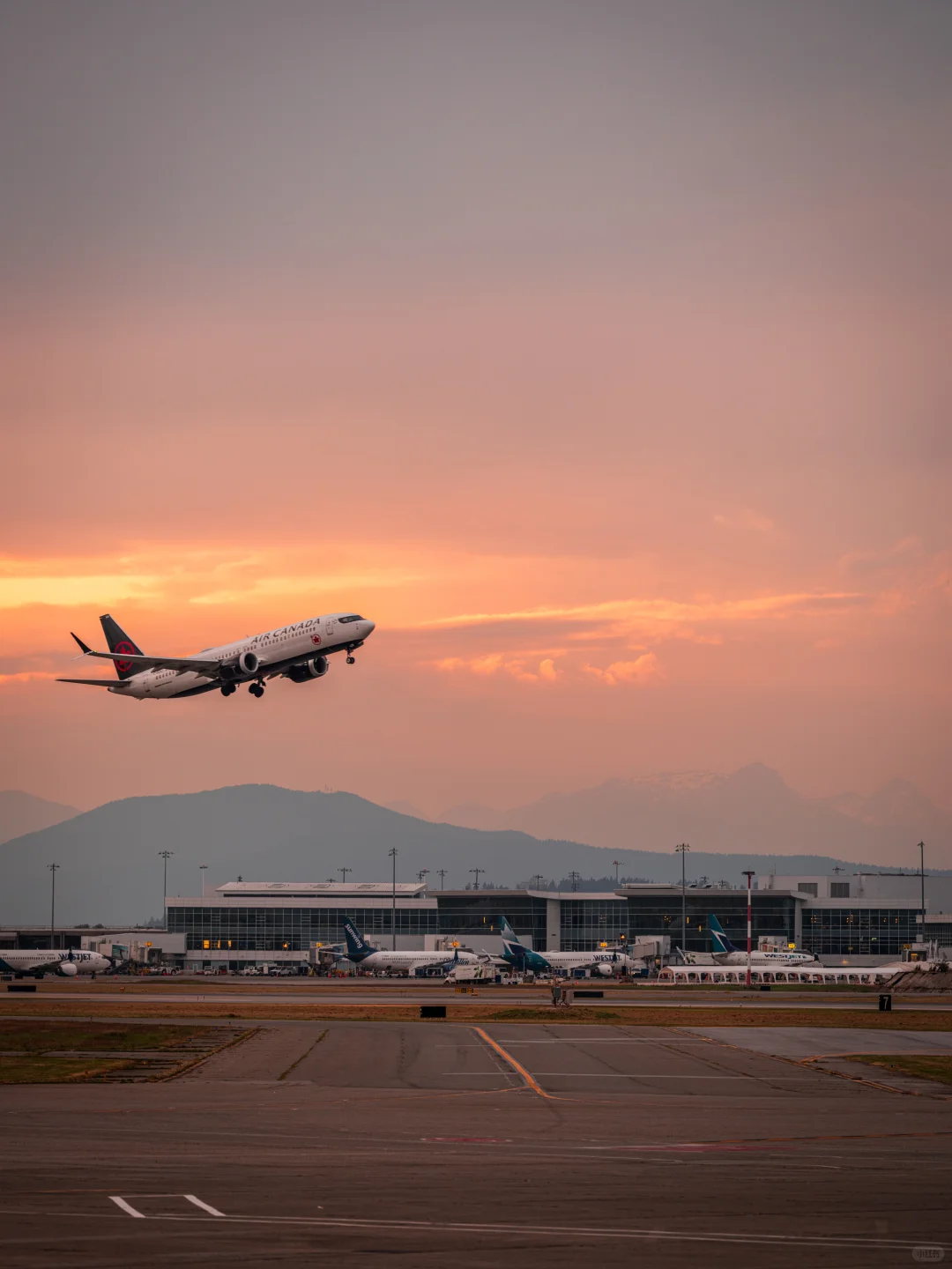 温哥华机场，有一个“官方看飞机平台”