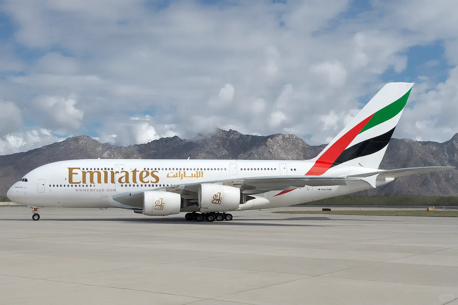 拉萨机场内场拍摄两架阿联酋航空A380