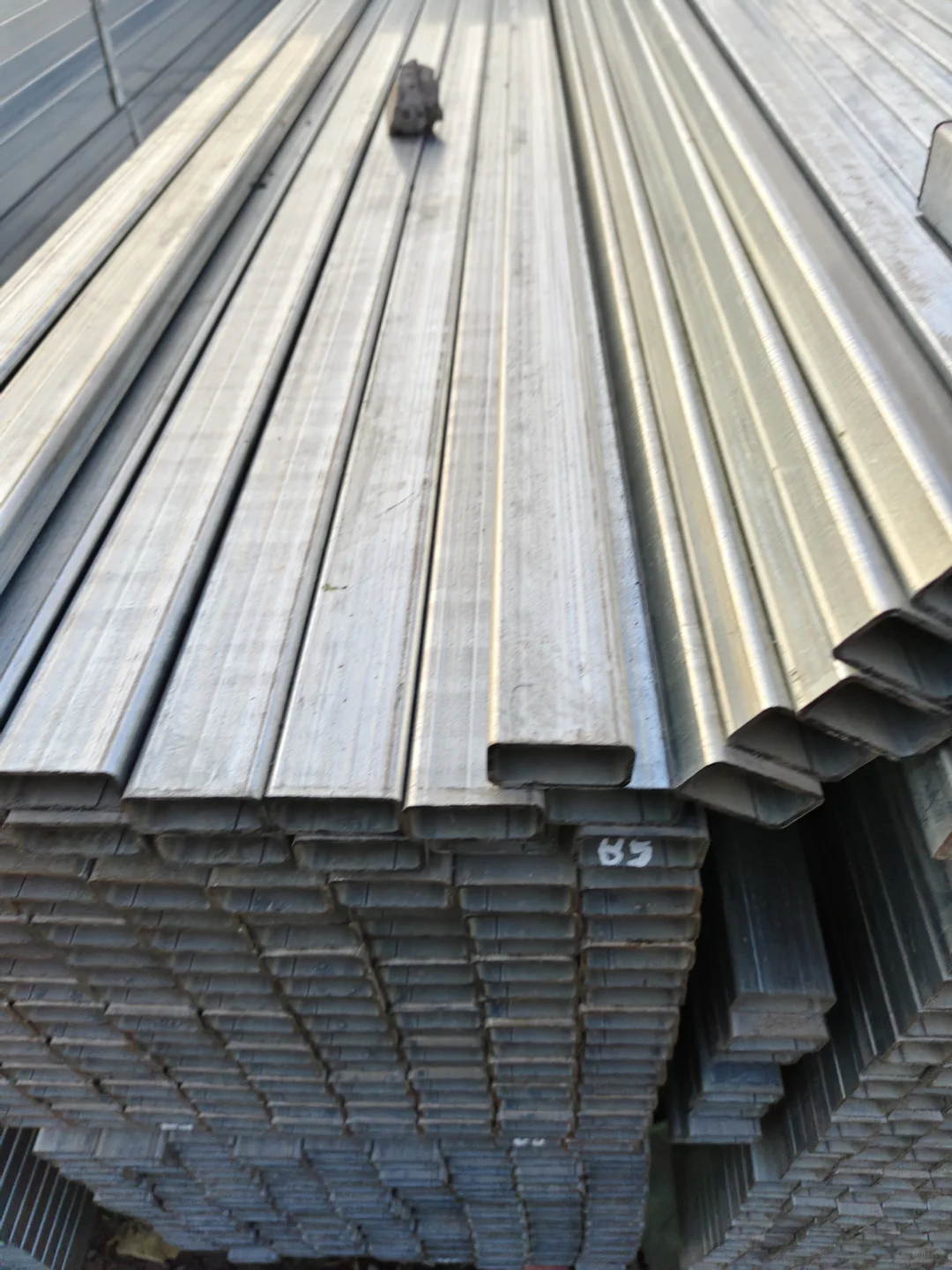 优质钢材，构筑坚固未来。