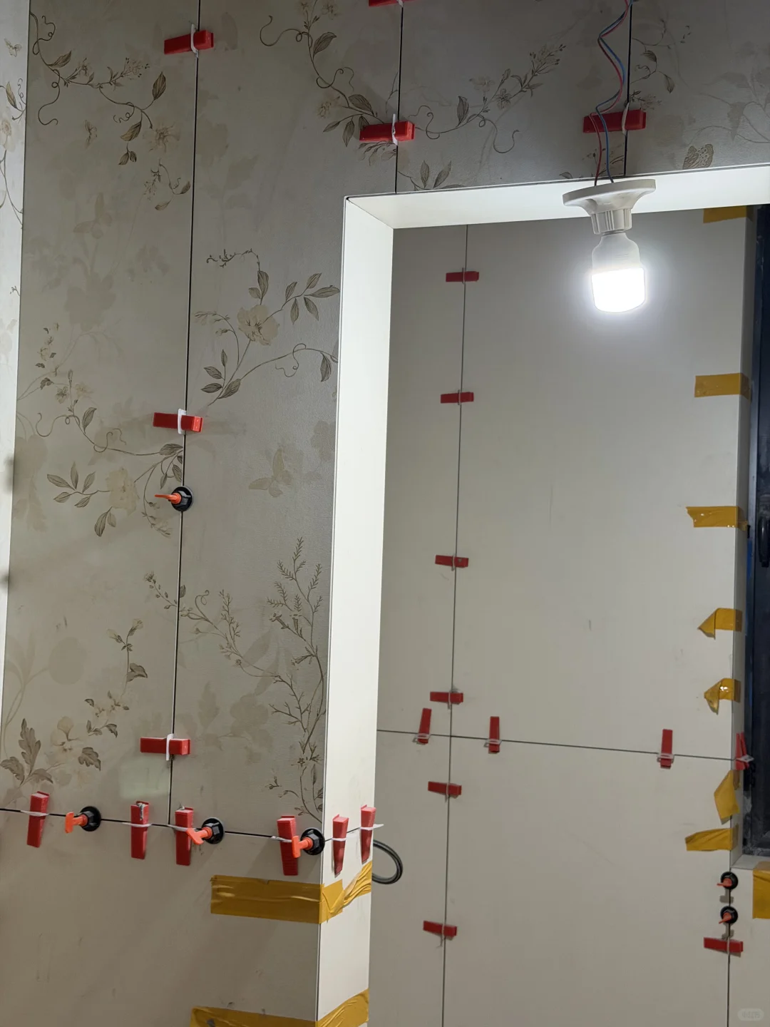 这组「复古花砖+柔纹墙砖」把氛围感焊在墙上