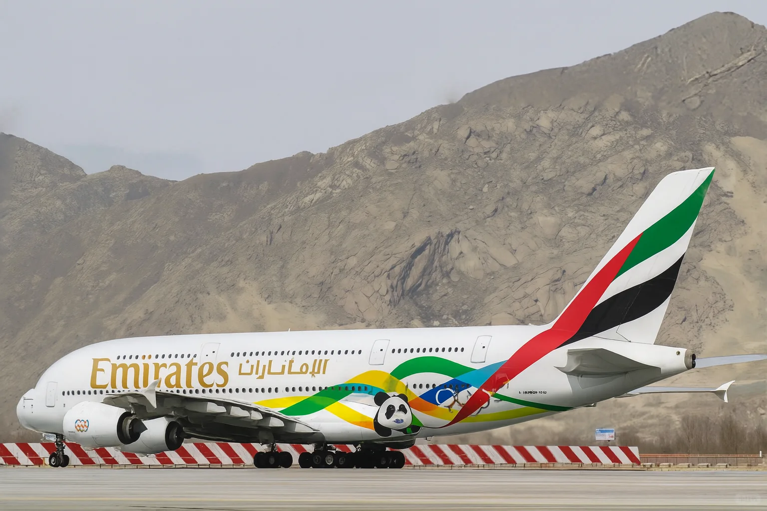 拉萨机场内场拍摄两架阿联酋航空A380