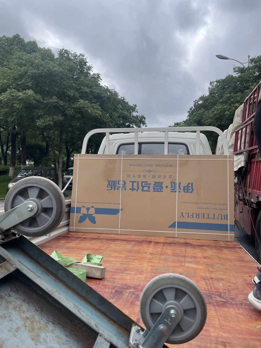 被这辆红色卡车治愈了卡车佬们