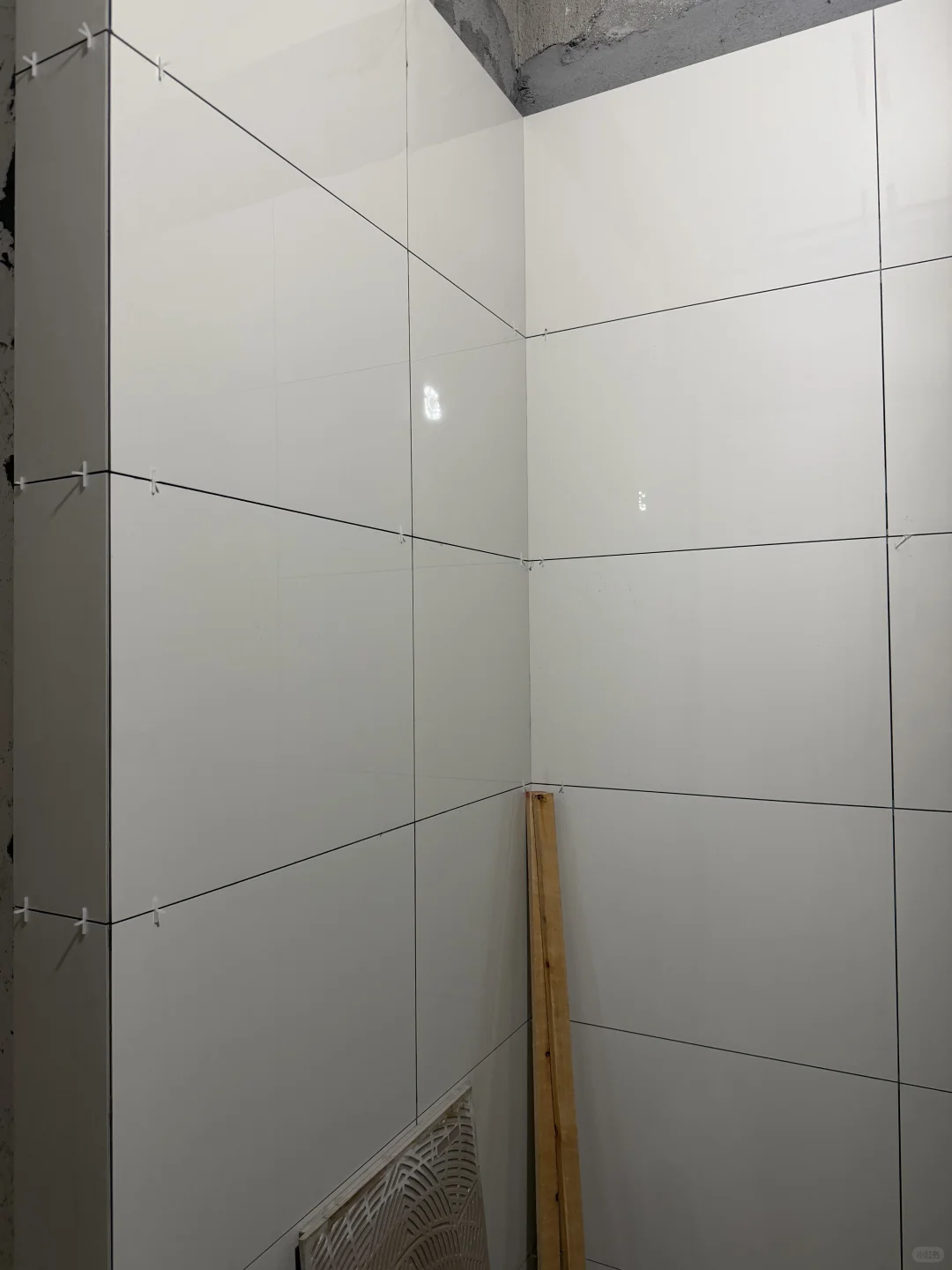 这组「复古花砖+柔纹墙砖」把氛围感焊在墙上