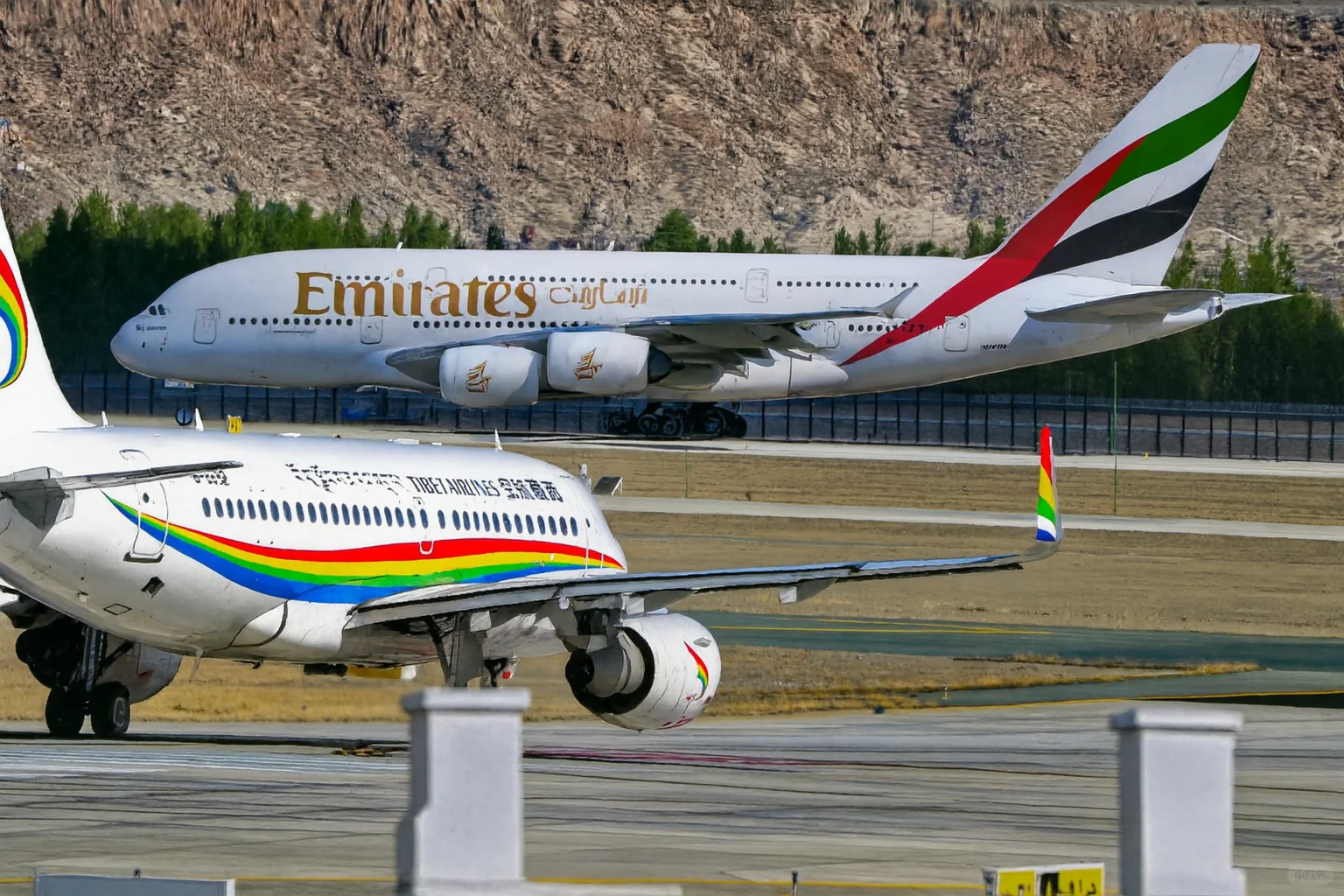 拉萨机场内场拍摄两架阿联酋航空A380