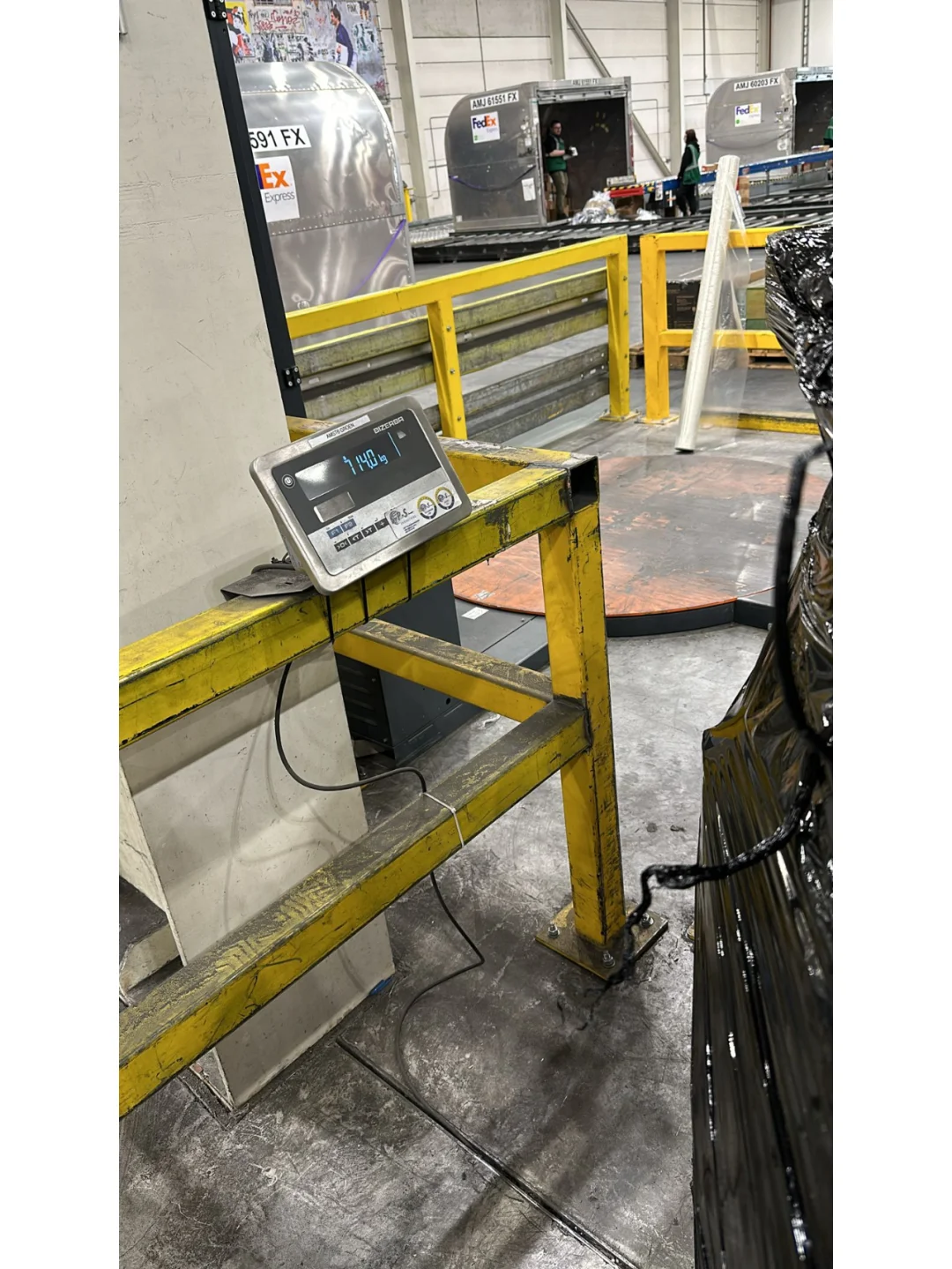 想看到自己的货物如何被宝贝地装上航空柜吗