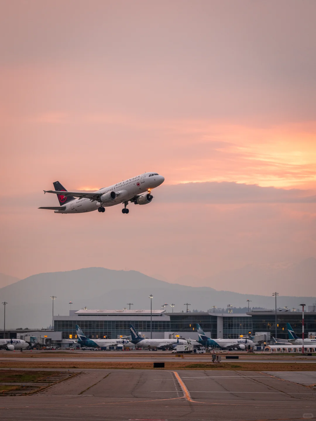 温哥华机场，有一个“官方看飞机平台”