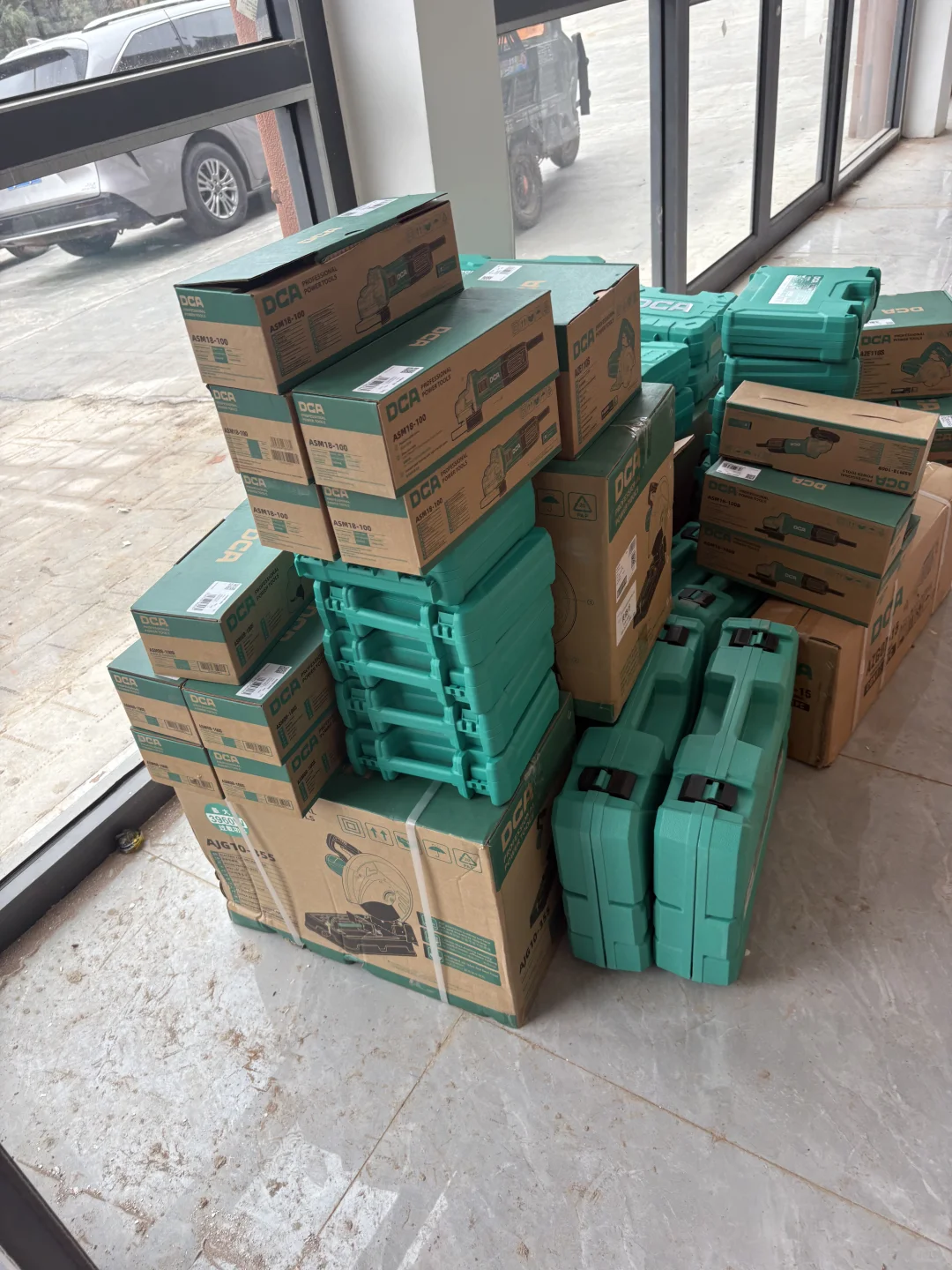 00后勇闯五金机电创业