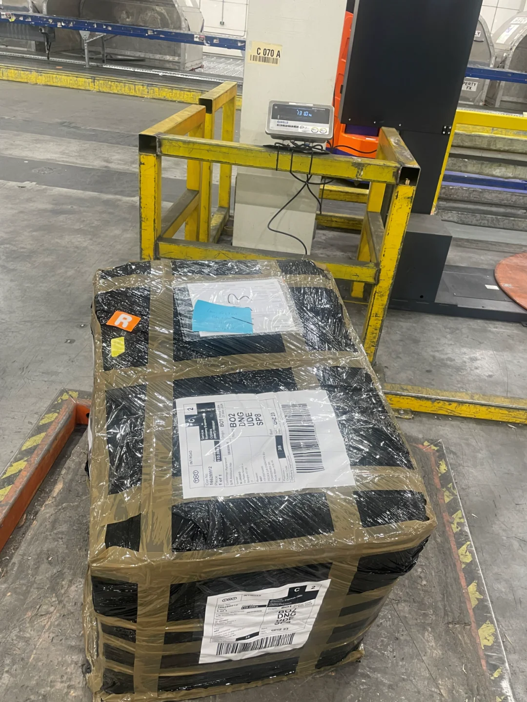 想看到自己的货物如何被宝贝地装上航空柜吗