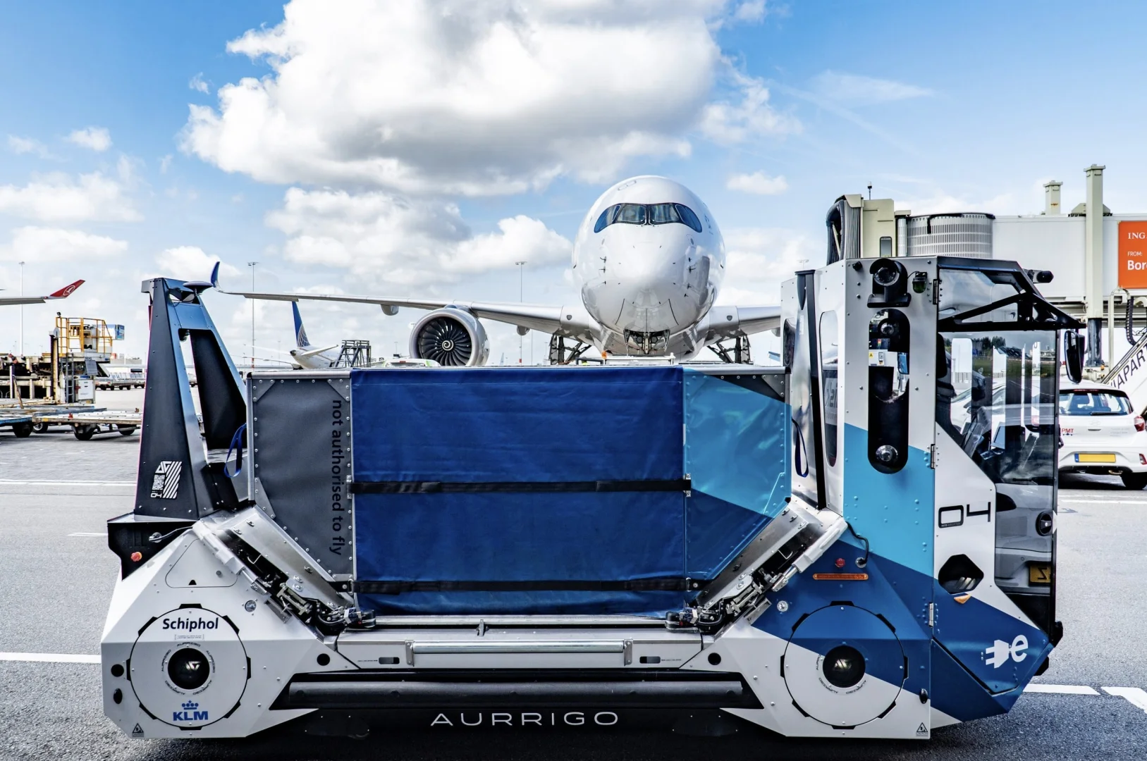 瑞士苏黎世机场无人电动行李箱拖车