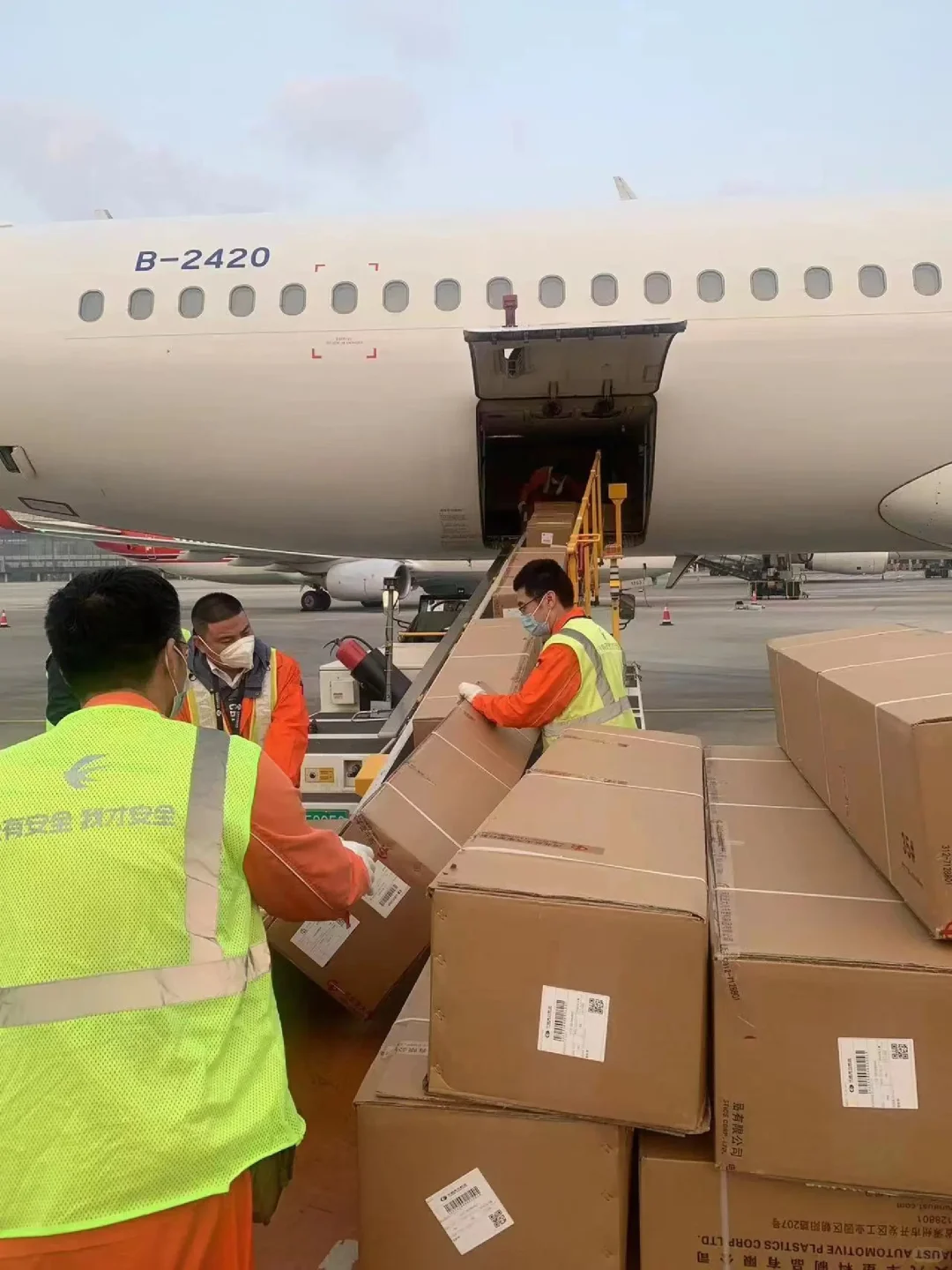 浩顺捷运-飞机装货现场图001