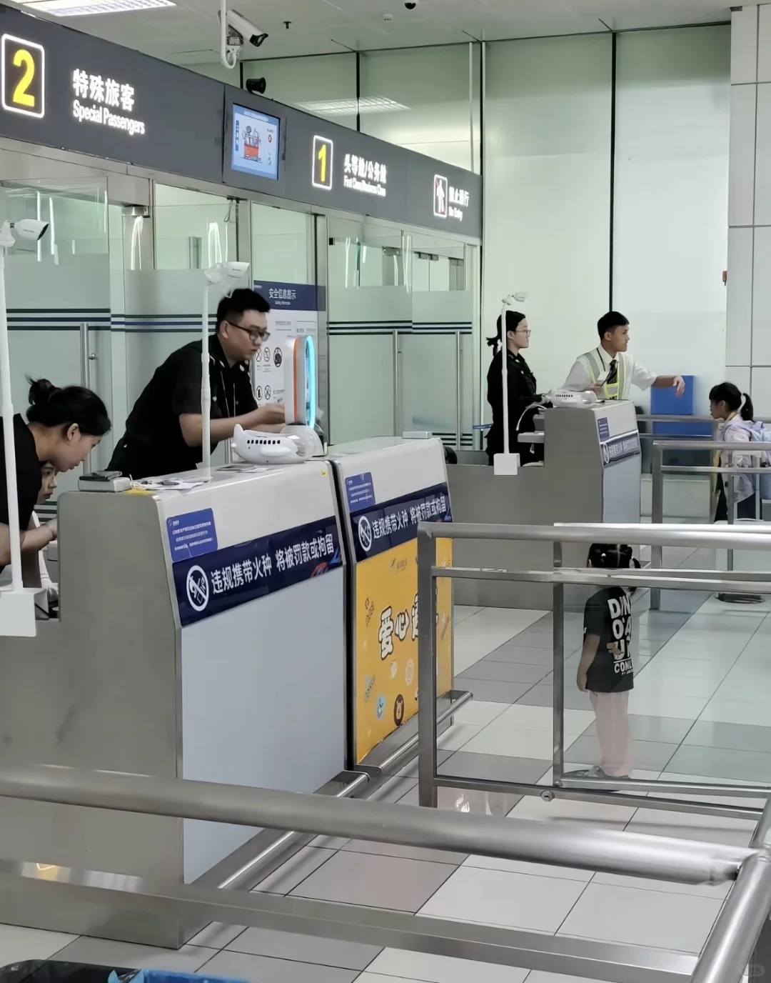 机场安检员的一天