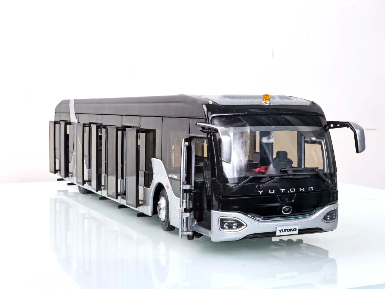 1:43宇通客车模型机场摆渡车-乘风天地间