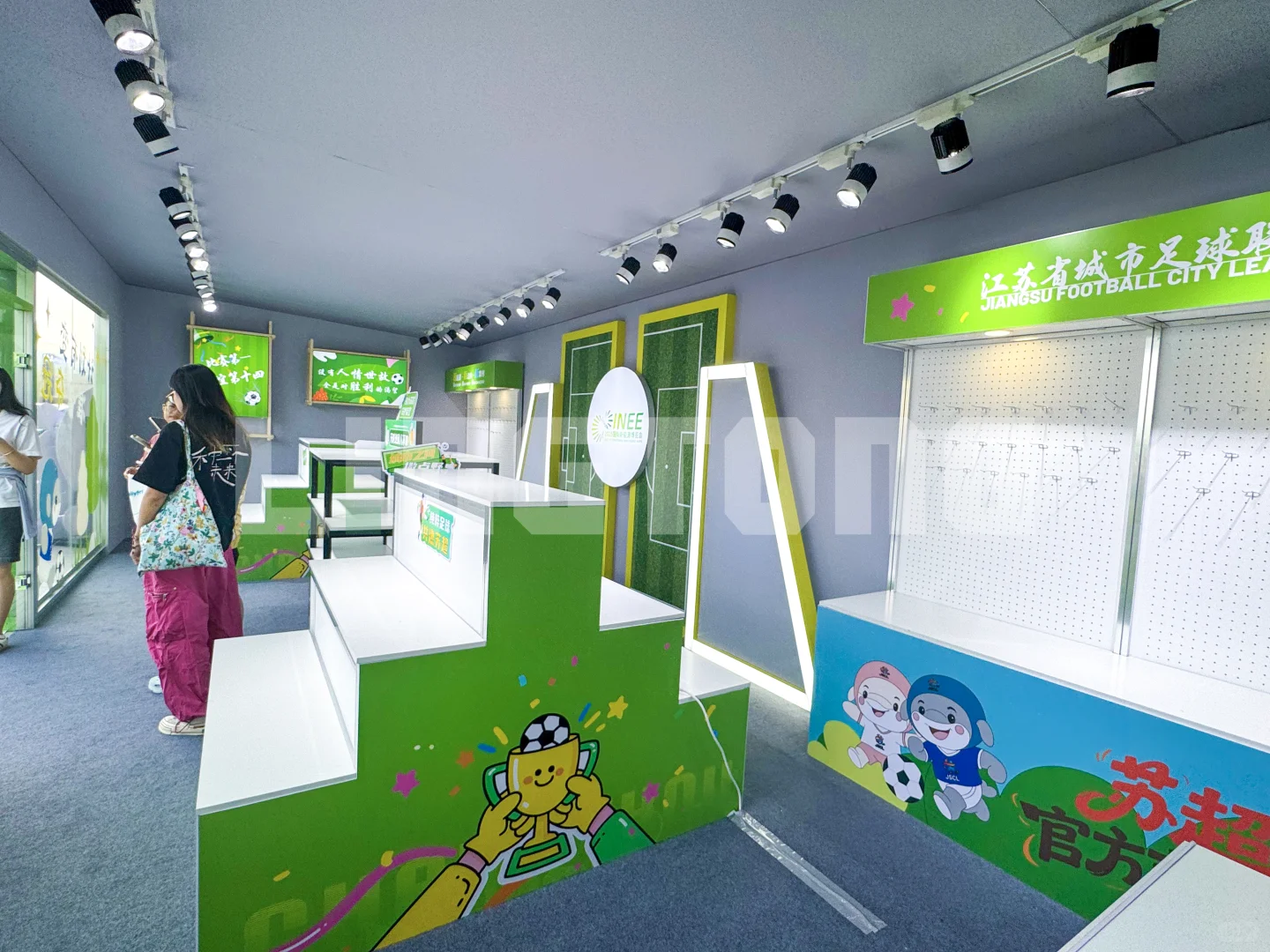 可不可以带我逛新能源博览会！