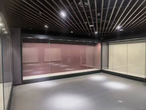 博物馆展柜：文物的守护者与故事的讲述者