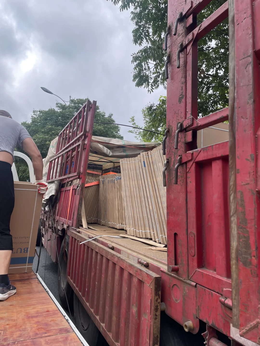 被这辆红色卡车治愈了卡车佬们