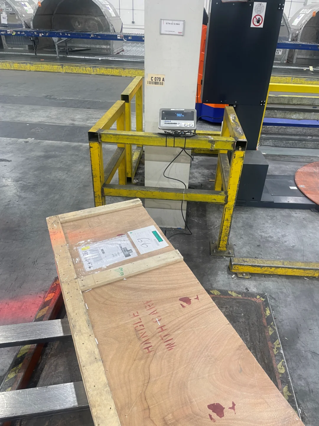 想看到自己的货物如何被宝贝地装上航空柜吗