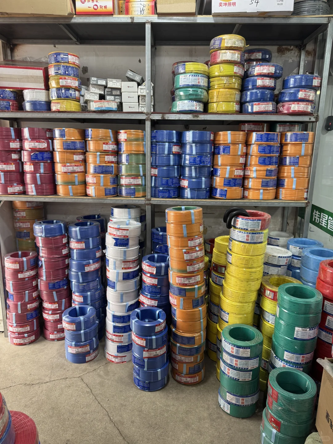 00后开建材店是种啥体验？打造面彩虹墙?