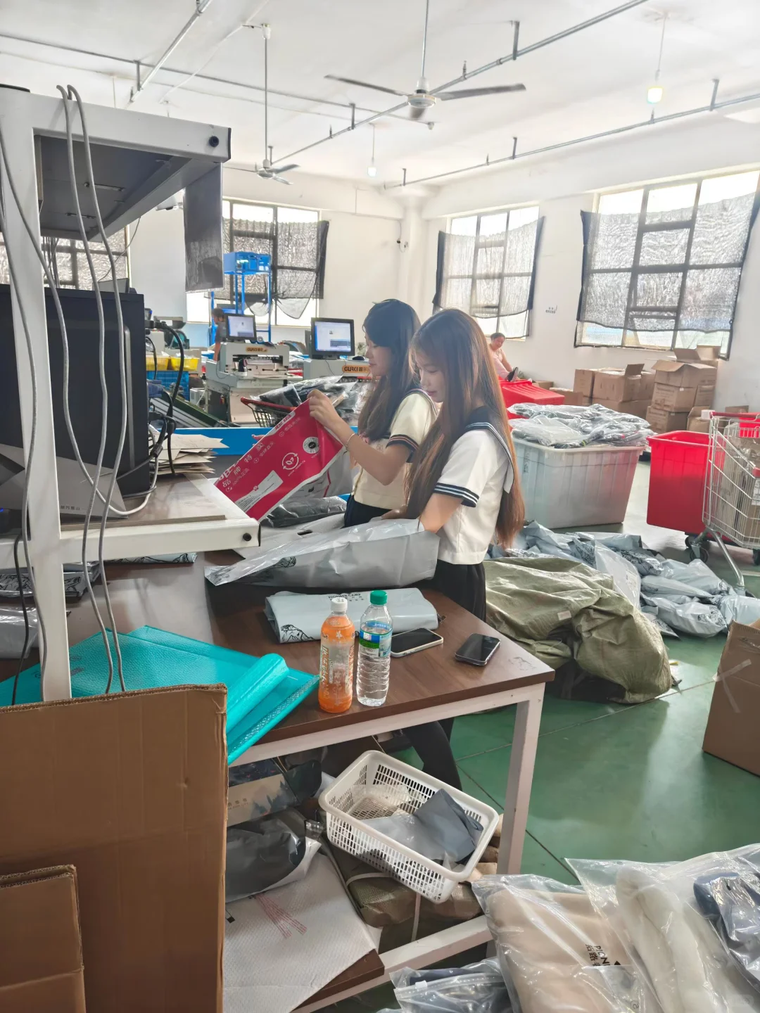 电商仓库衣服打包贴标签