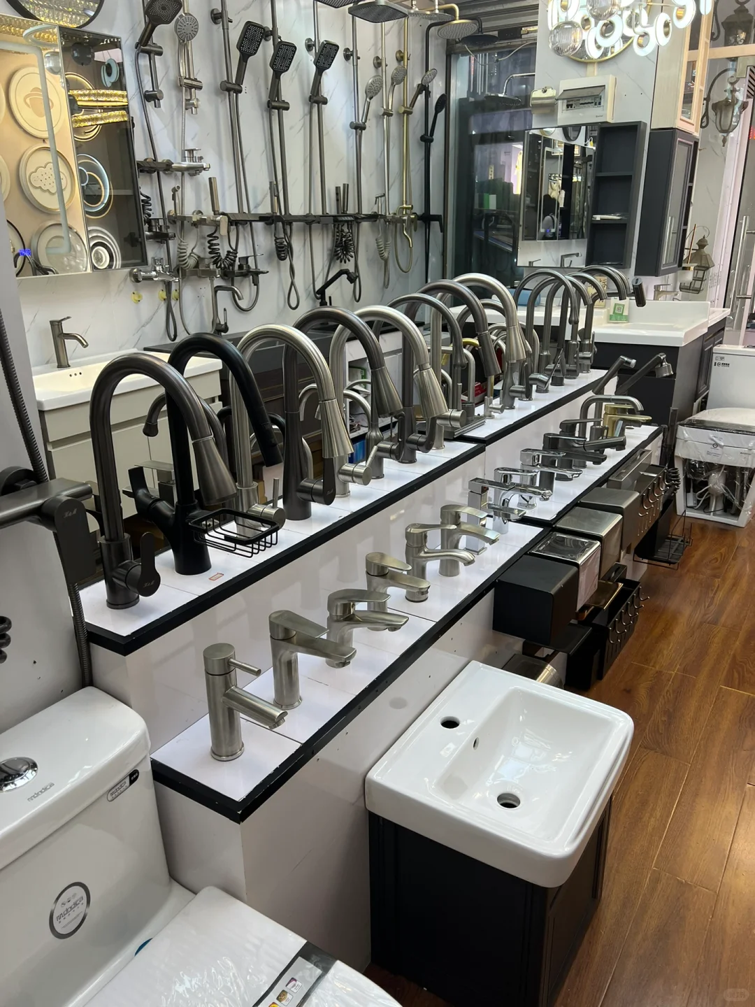 装修买料来这个批发市场很划算