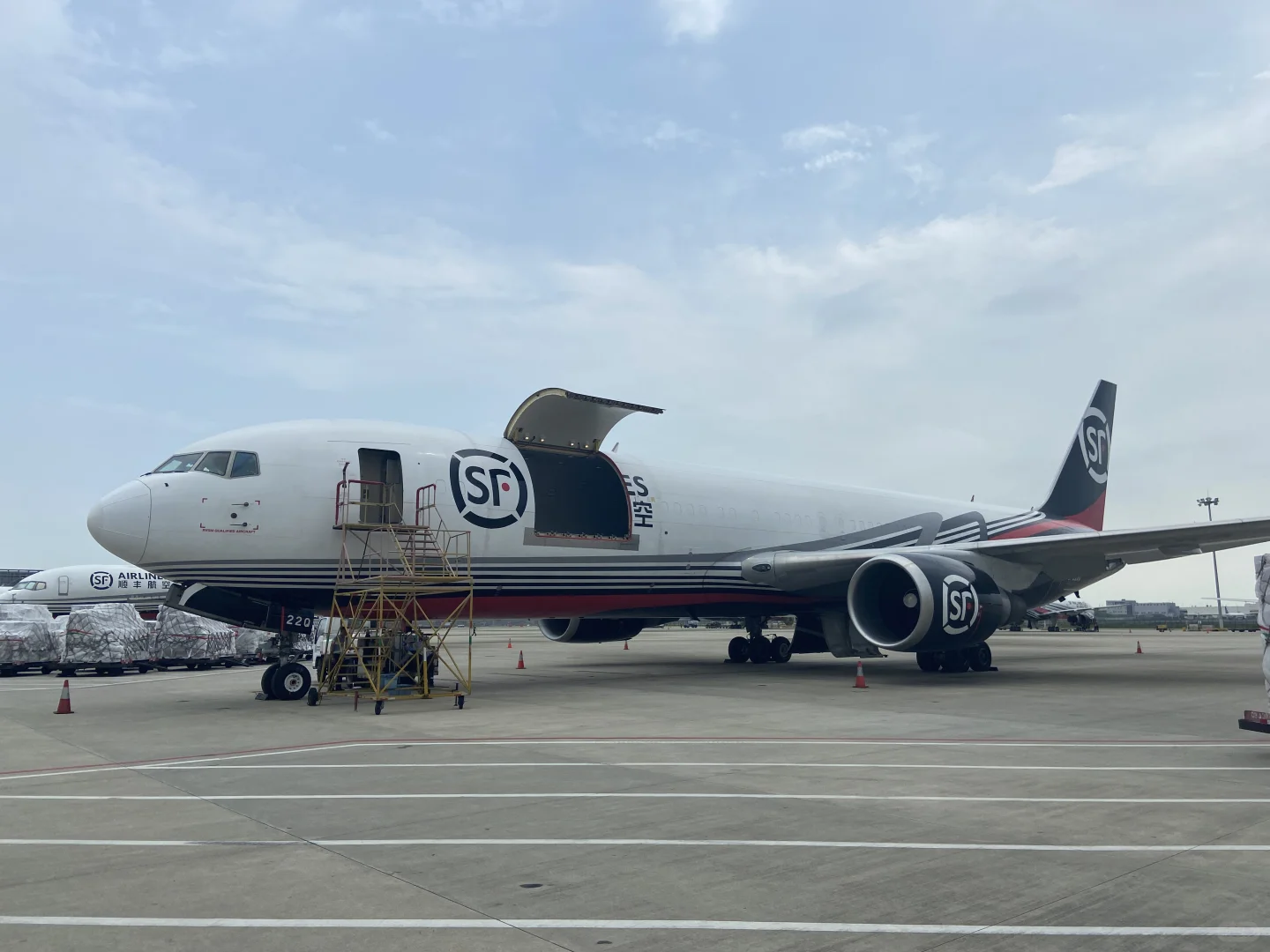 原来大家都很好奇顺丰飞机的货仓长什么样?