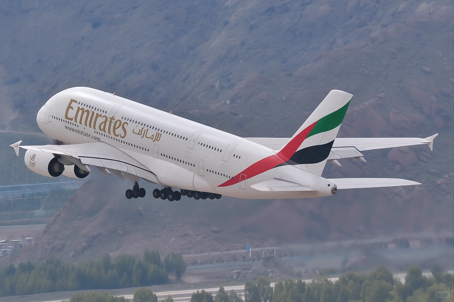 拉萨机场内场拍摄两架阿联酋航空A380