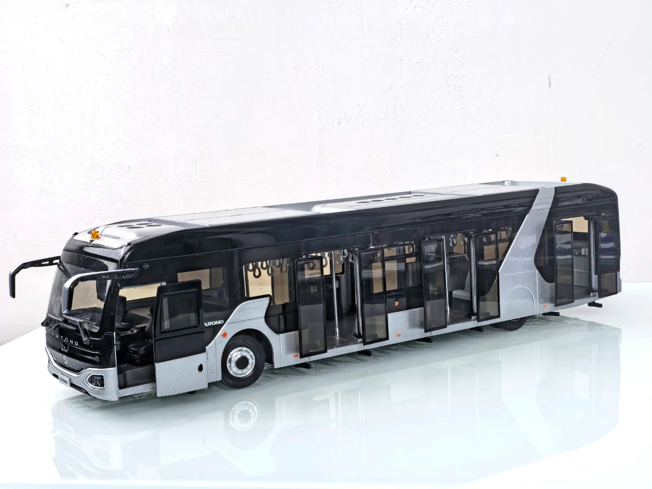 1:43宇通客车模型机场摆渡车-乘风天地间