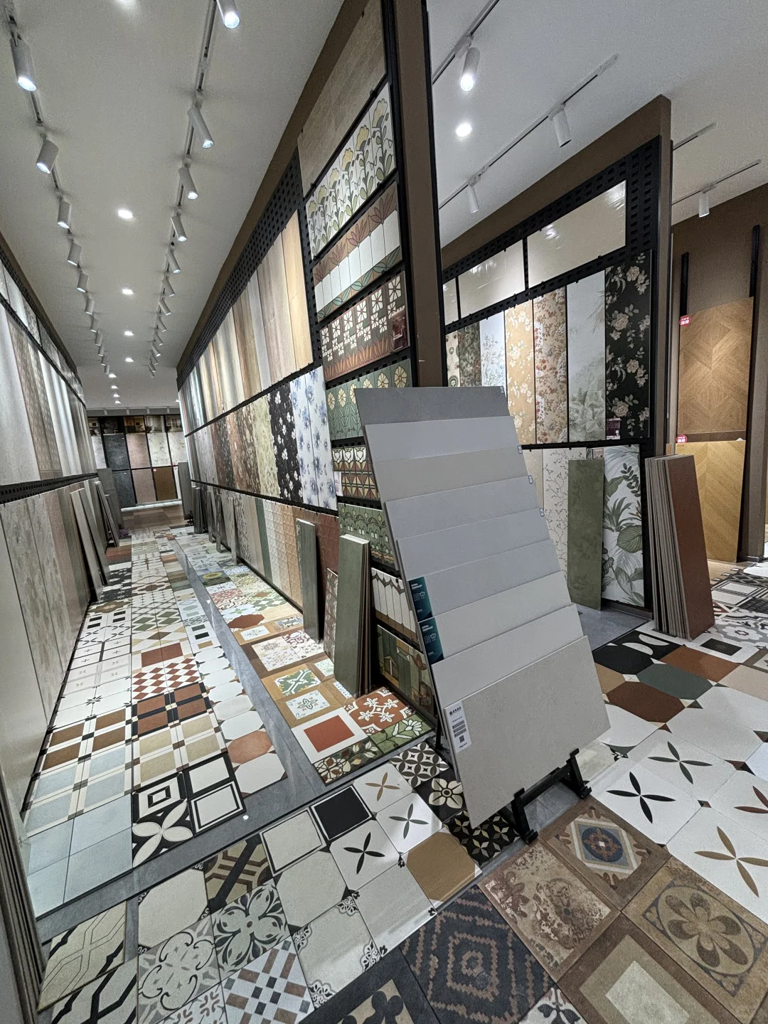 大学生周末勇闯建材城｜中古风瓷砖选购记