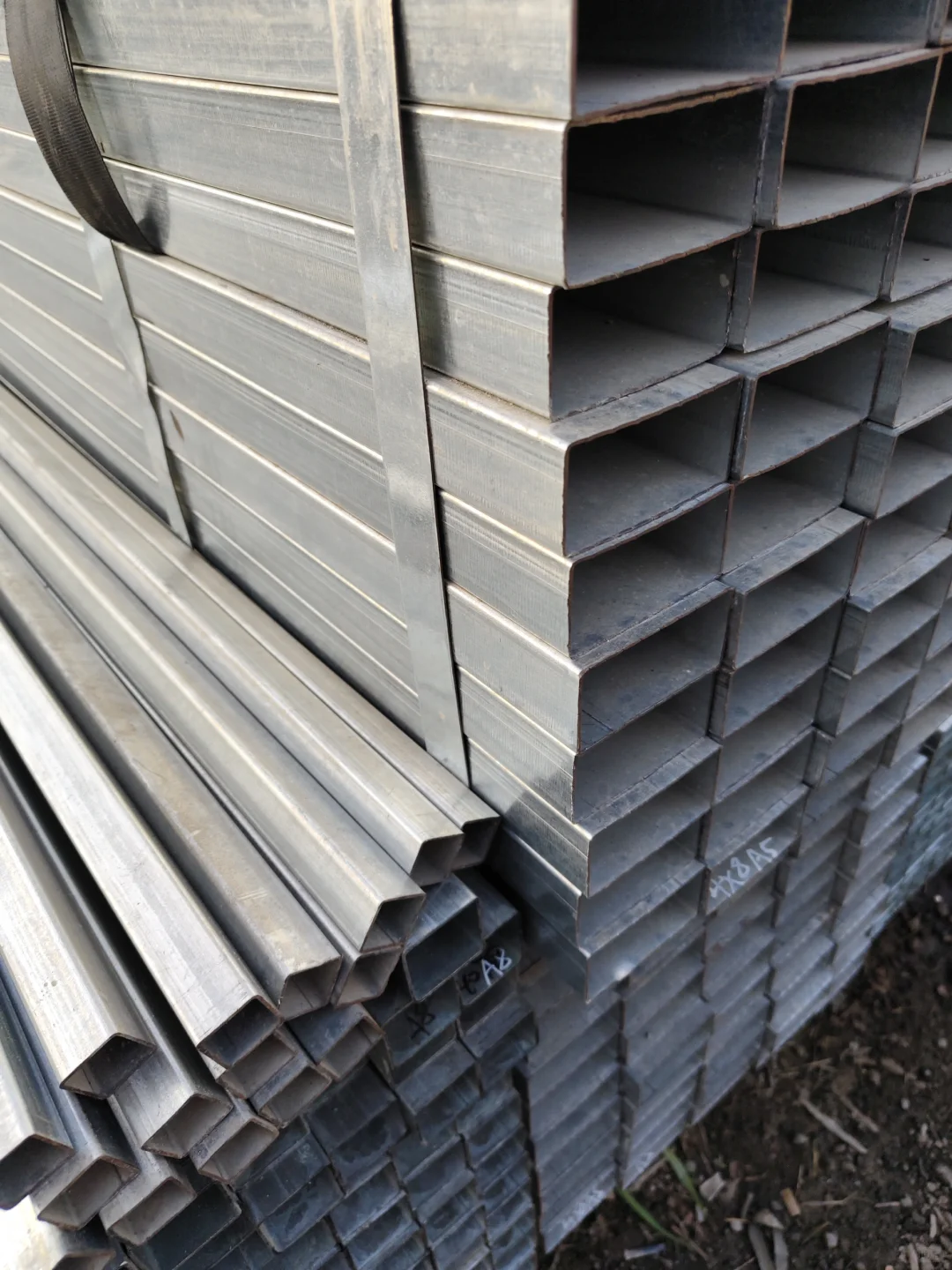 优质钢材，构筑坚固未来。