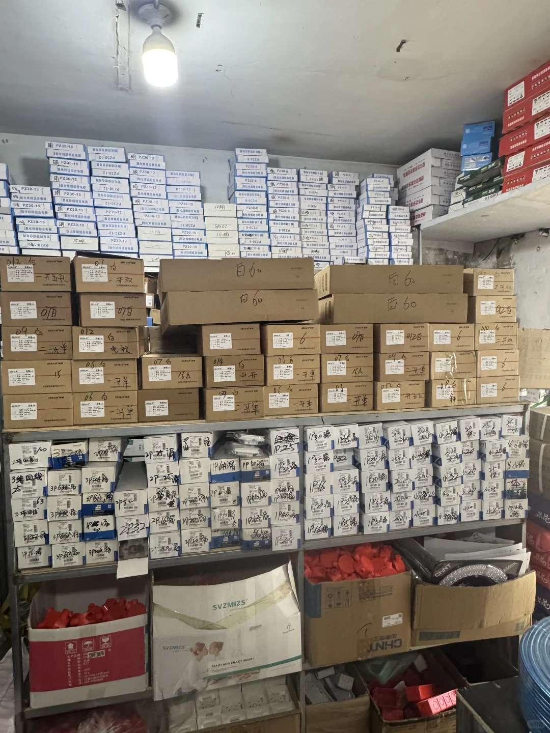 00后开建材店是种啥体验？打造面彩虹墙?