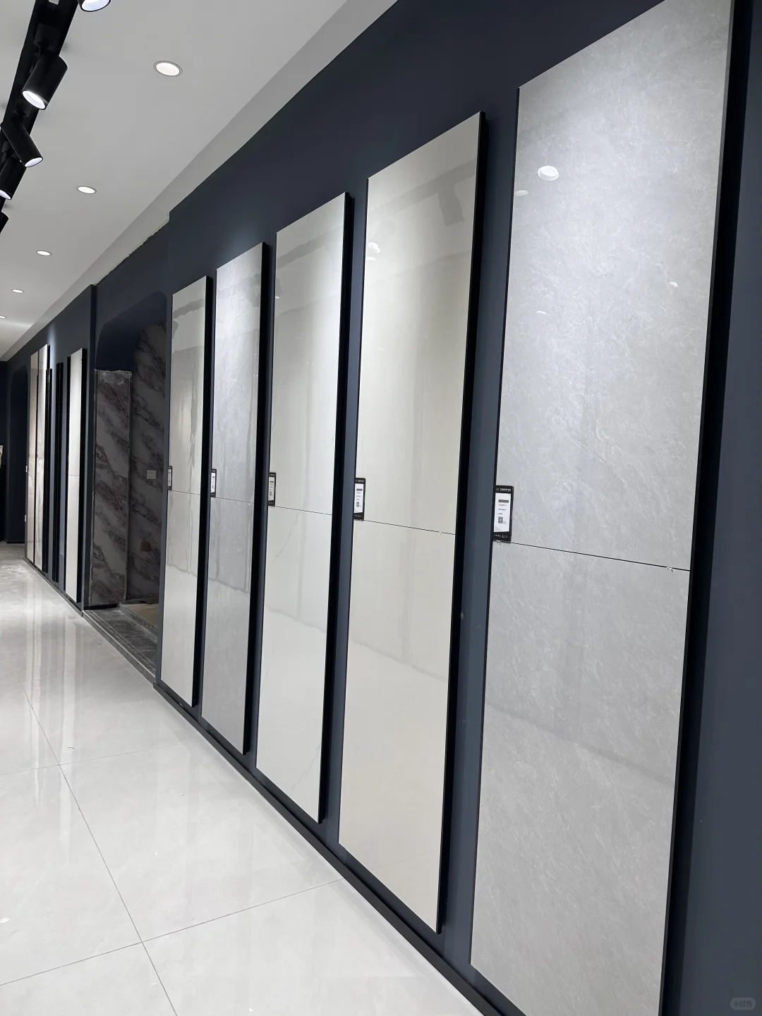 哇 在东营发现一家瓷砖批发仓库