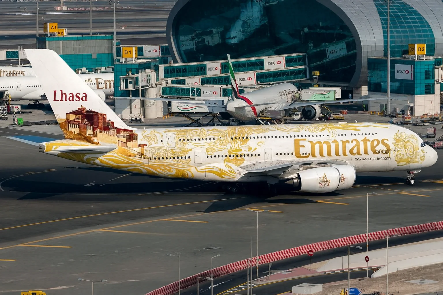 拉萨机场内场拍摄两架阿联酋航空A380