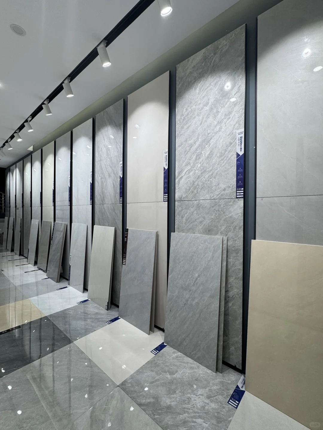 95后夫妻在晋江磁灶卖砖