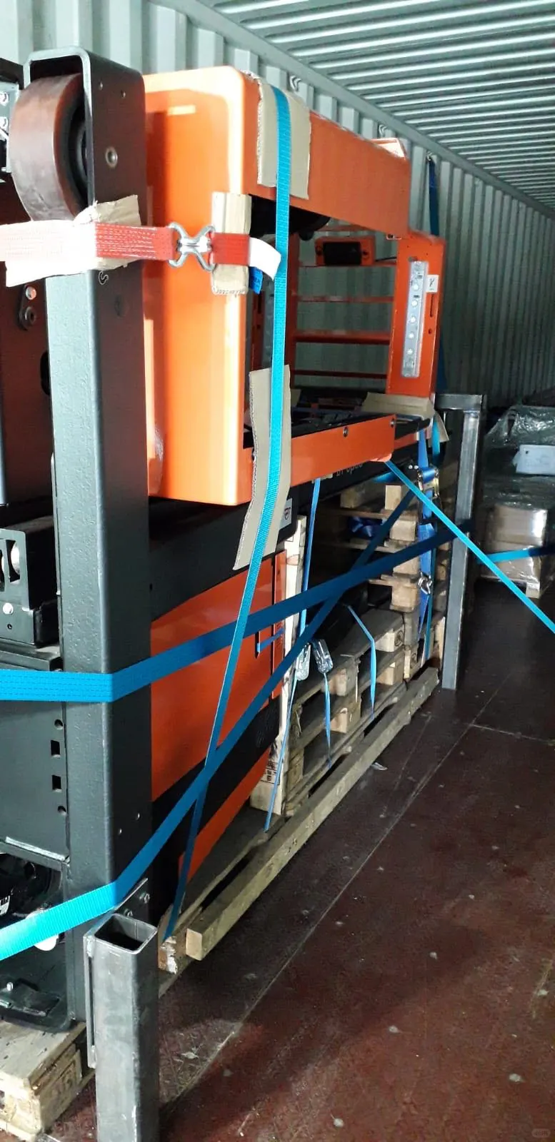 荷兰进口温室设备卸车