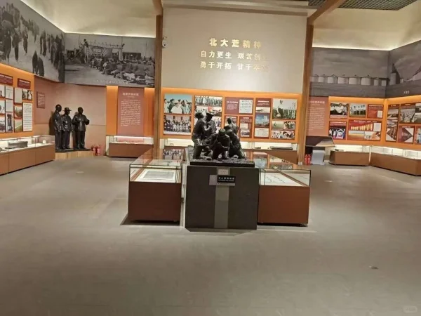 博物馆展柜：文物的守护者与故事的讲述者